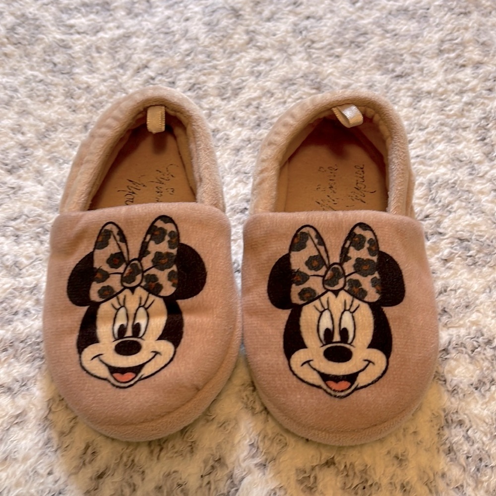 Toddler girls Sz 9-9.5 tan colored H&M Minnie Mouse slippers.